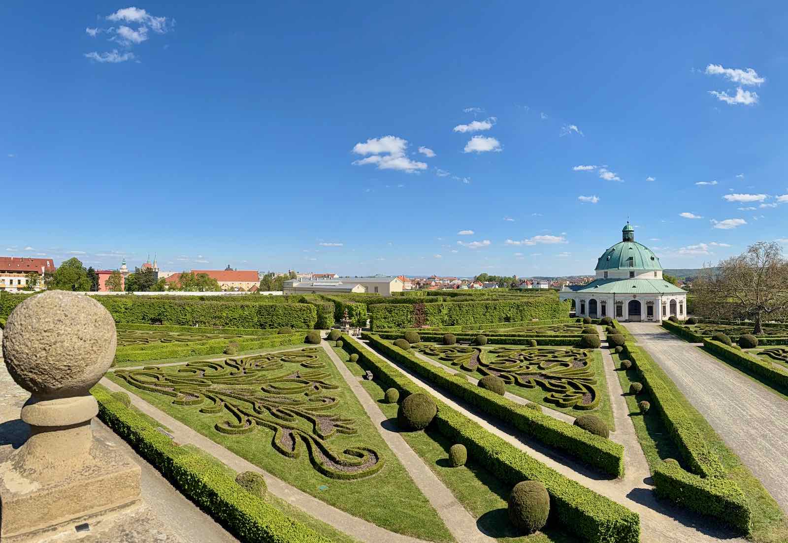 Tchequie-Kromeriz-Jardin-de-fleursparterres-vus-de-haut