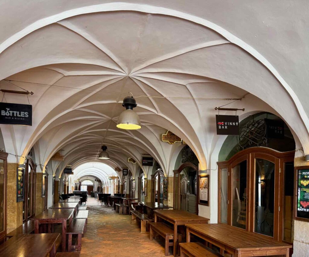 Tchequie-Olomouc-passage-avec-tavernes