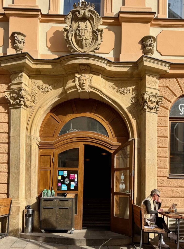 Tchequie-Olomouc-porte-cafe