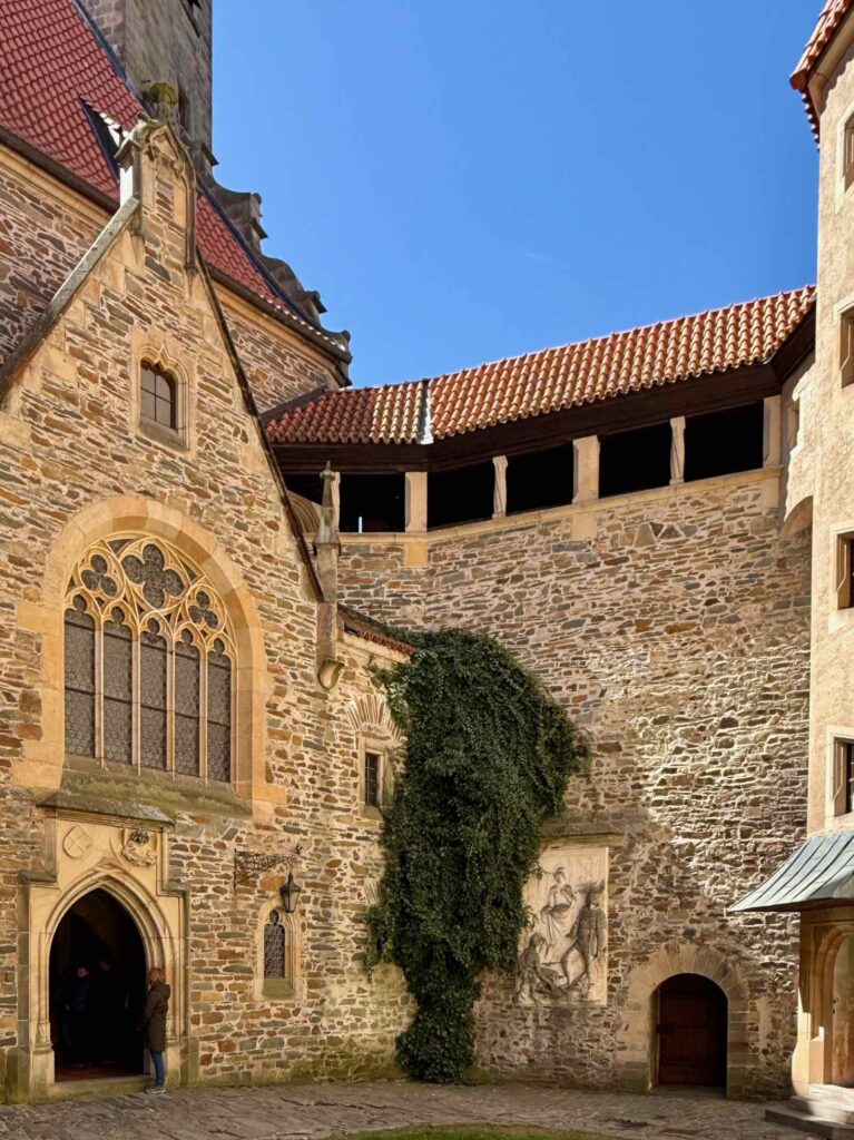 Tchequie-chateau-de-Bouzov-cour
