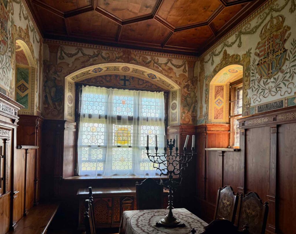 Tchequie-chateau-de-Bouzov-murs-ornementations