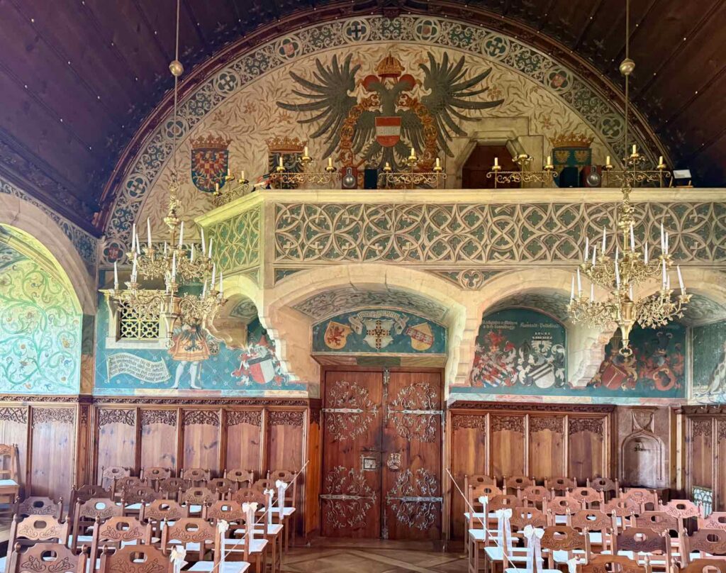 Tchequie-chateau-de-Bouzov-porte-arriere-salle-des-chevaliers