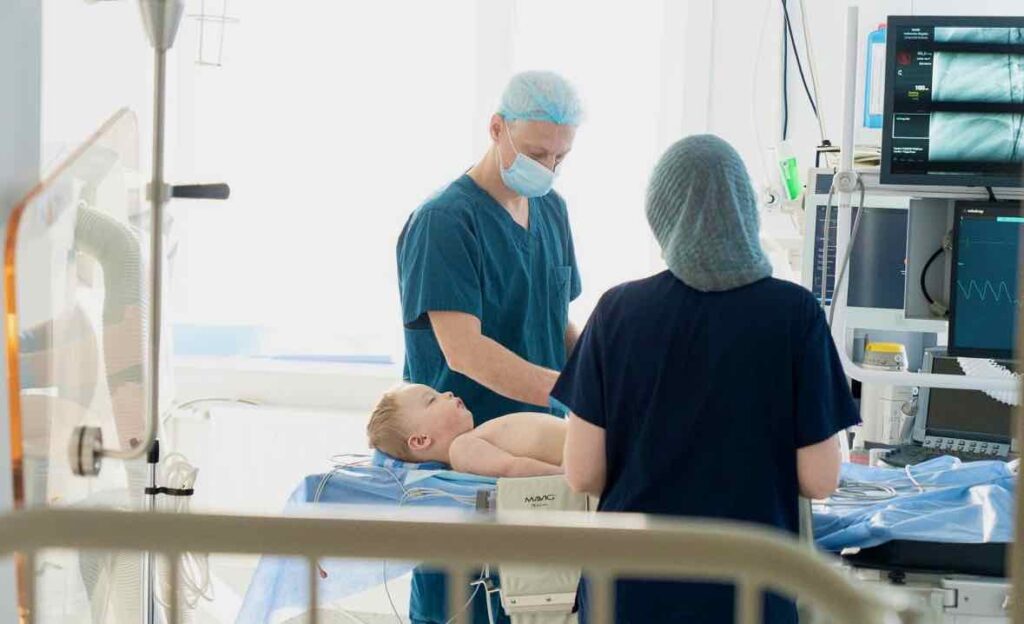 Bohdan opéré avec succès dans le service pédiatrie de l'hôpital Saint-Nicolas de Lviv.