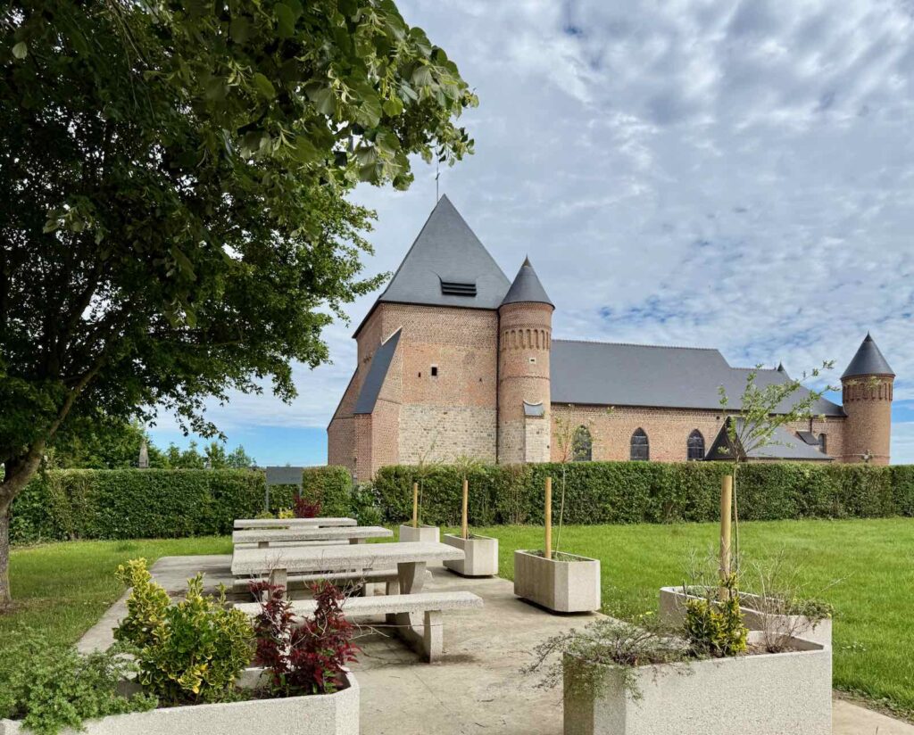 EuroVelo3-Thierache-eglise-Beaurain-aire-pique-nique