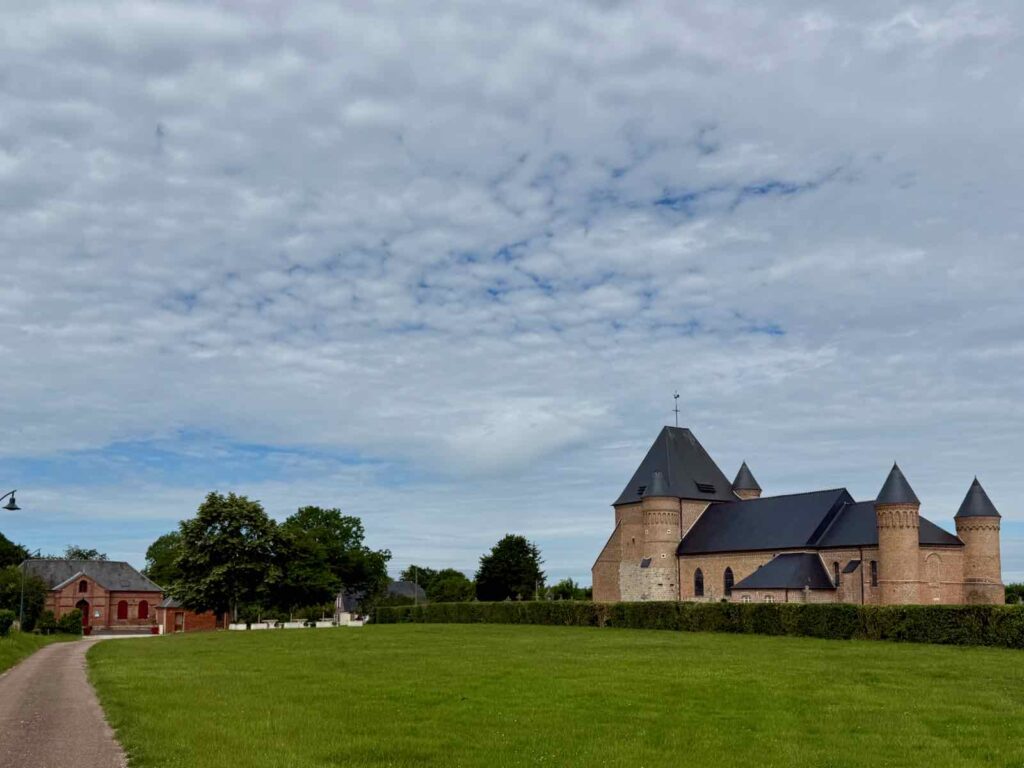 EuroVelo3-Thierache-eglise-Beaurain-vue-de-loin