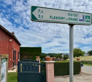 EuroVelo3-Thierache-panneau-directionnel-vers-Guise