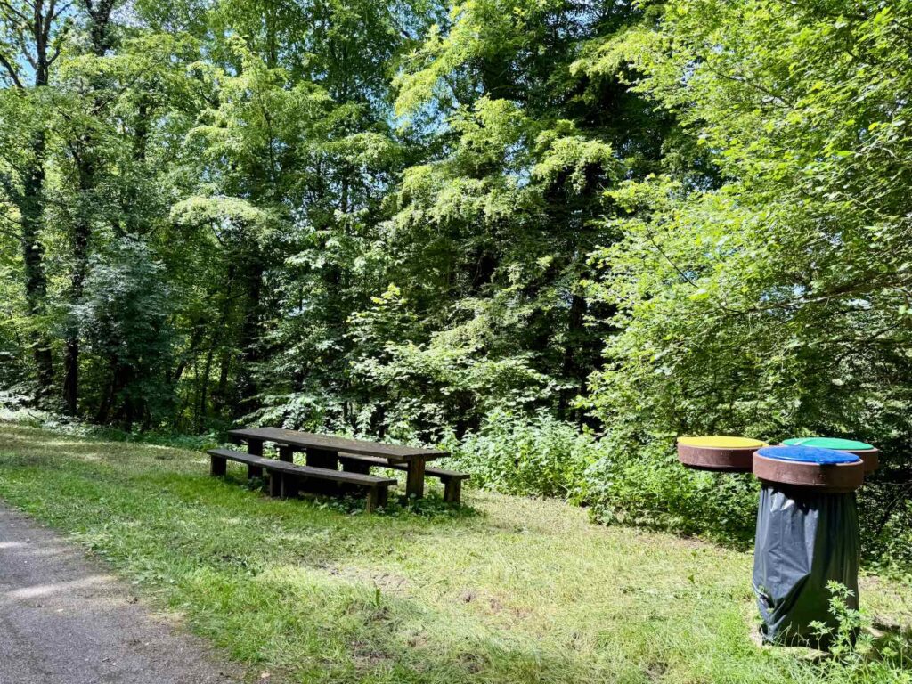 Thierache-banc-et-poubelles-sur-la-voie-verte