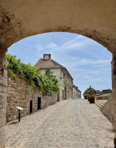 Chateau-Thierry-en Champagne-route-pavee-qui-grimpe