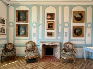 Chateau-Thierry-musee-Jean-de-la-Fontaine-deux-fauteuils-et-tableaux