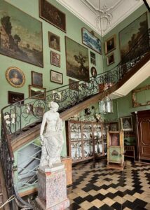 Chateau-d-Attre-escalier-avec-tableaux
