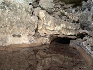 Chateau-d-Attre-statue-grotte