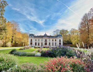 Chateau-d-Enghien-batiment-et-parc-fleuri