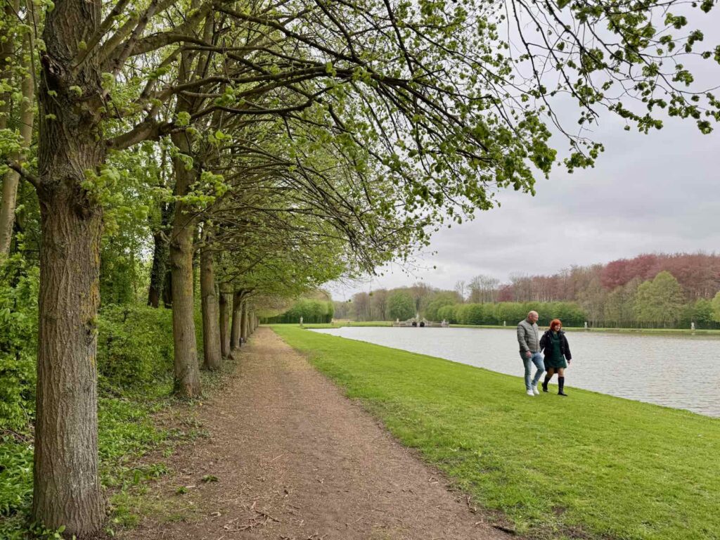 Chateau-de-Belœil-promeneurs-dans-parc
