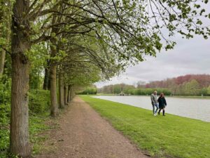 Chateau-de-Belœil-promeneurs-dans-parc