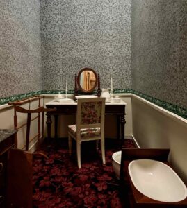 Chateau-de-Compiegne-chambre-d-invite-des-series-cabinet-toilette