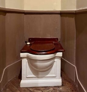 Chateau-de-Compiegne-chambre-d-invite-des-series-toilettes