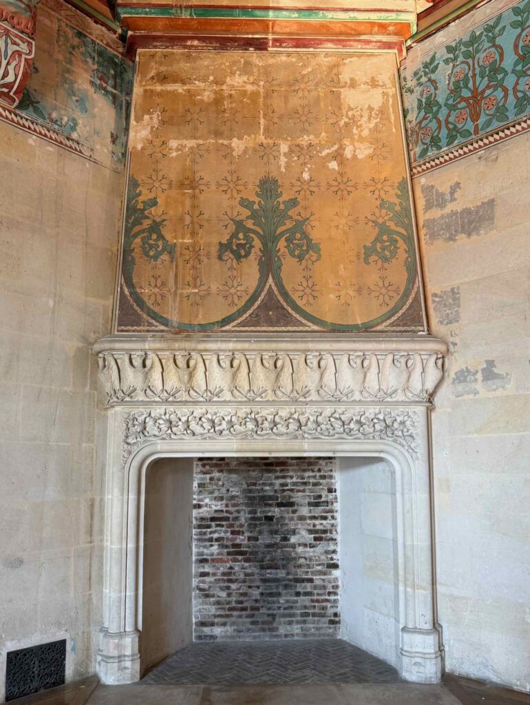 Chateau-de-Pierrefonds-salle-du-nuancier-cheminee