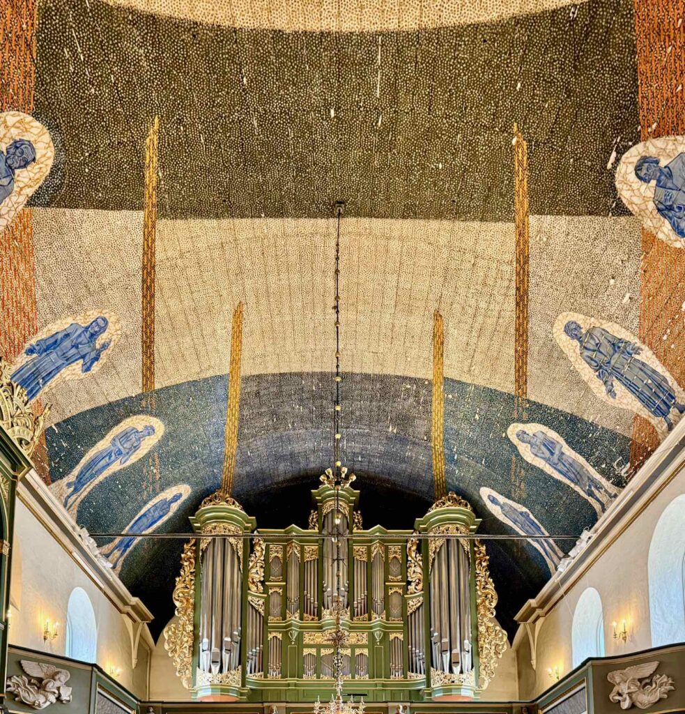 Le buffet d'orgues de la cathédrale est sculpté de feuilles d'acanthe.