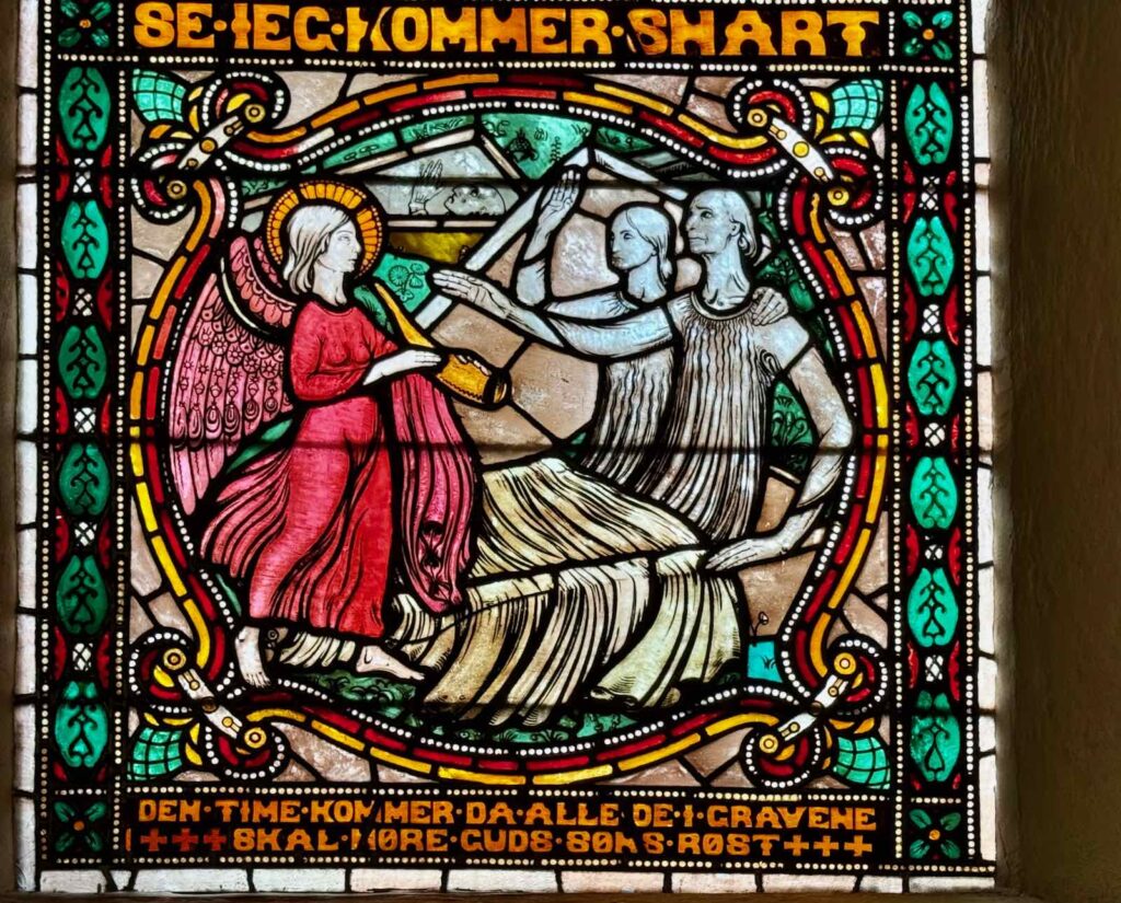 Les vitraux de la cathédrale d'Oslo sont d'Emmanuel Vigeland, frère de Gustav.