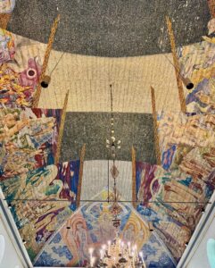 Le plafond est orné de fresque modernes sur près de 1500 m2. Impressionnant !