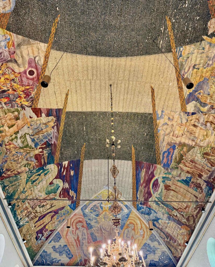 Le plafond est orné de fresque modernes sur près de 1500 m2. Impressionnant !