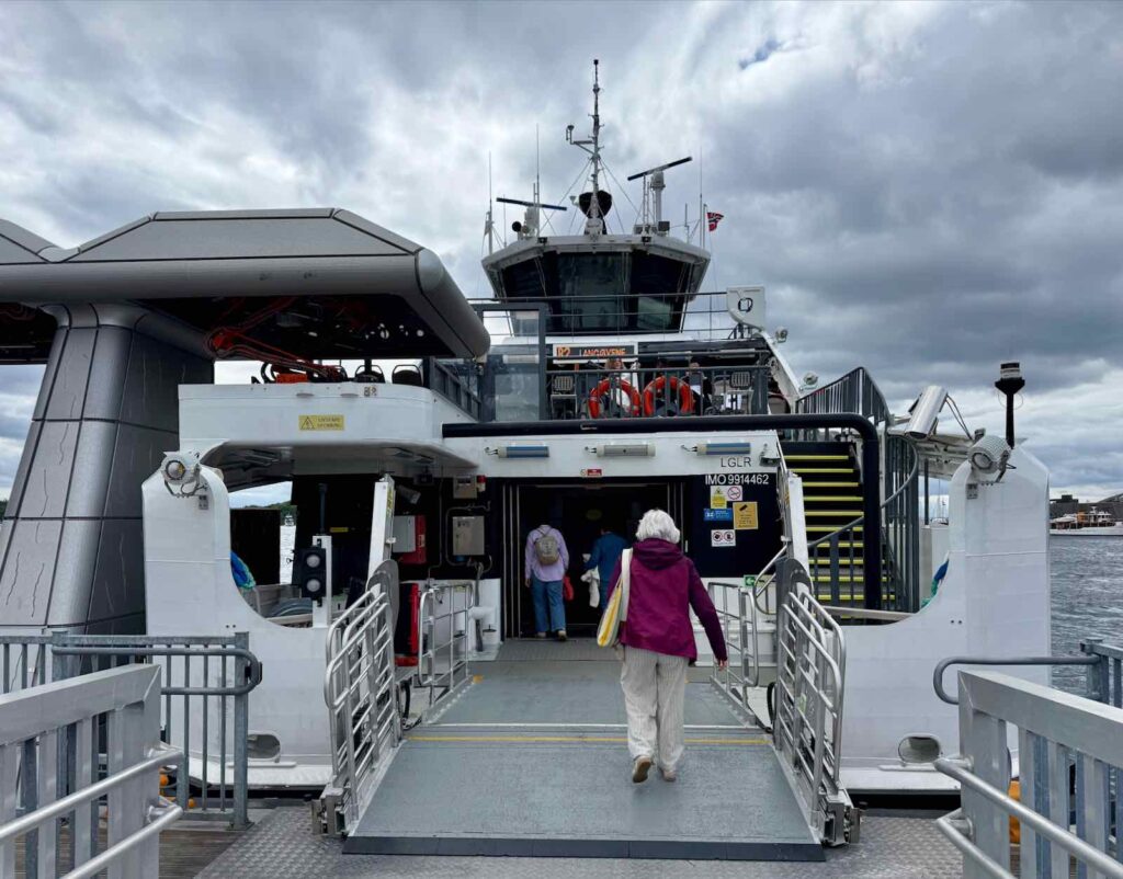 Prendre le ferry pour découvrir une ou plusieurs îles du fjord d'Oslo, c'est l'assurance d'une évasion facile et à petit prix.