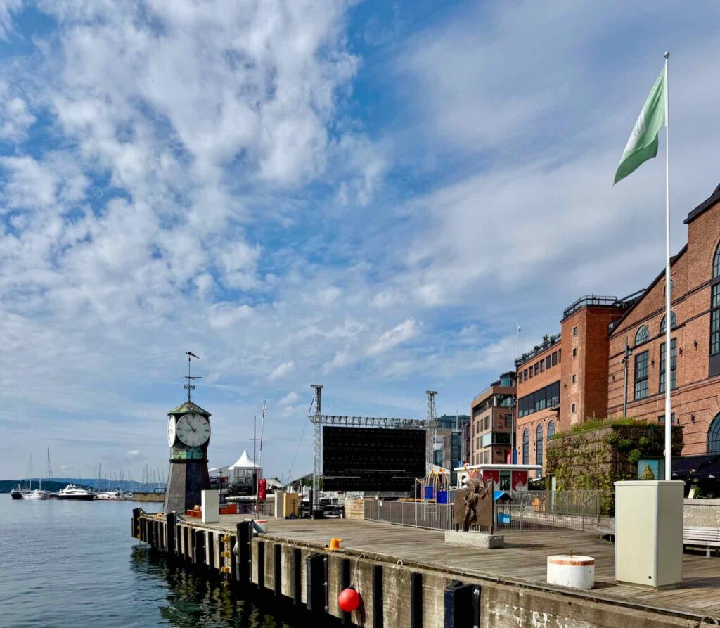 L'un des quais d'Oslo, près de l'hôtel de ville. C'est là que l'homme (et le touriste aussi) prend la mer pour les îles du fjord ou pour la presqu'île de Bygdøy.
