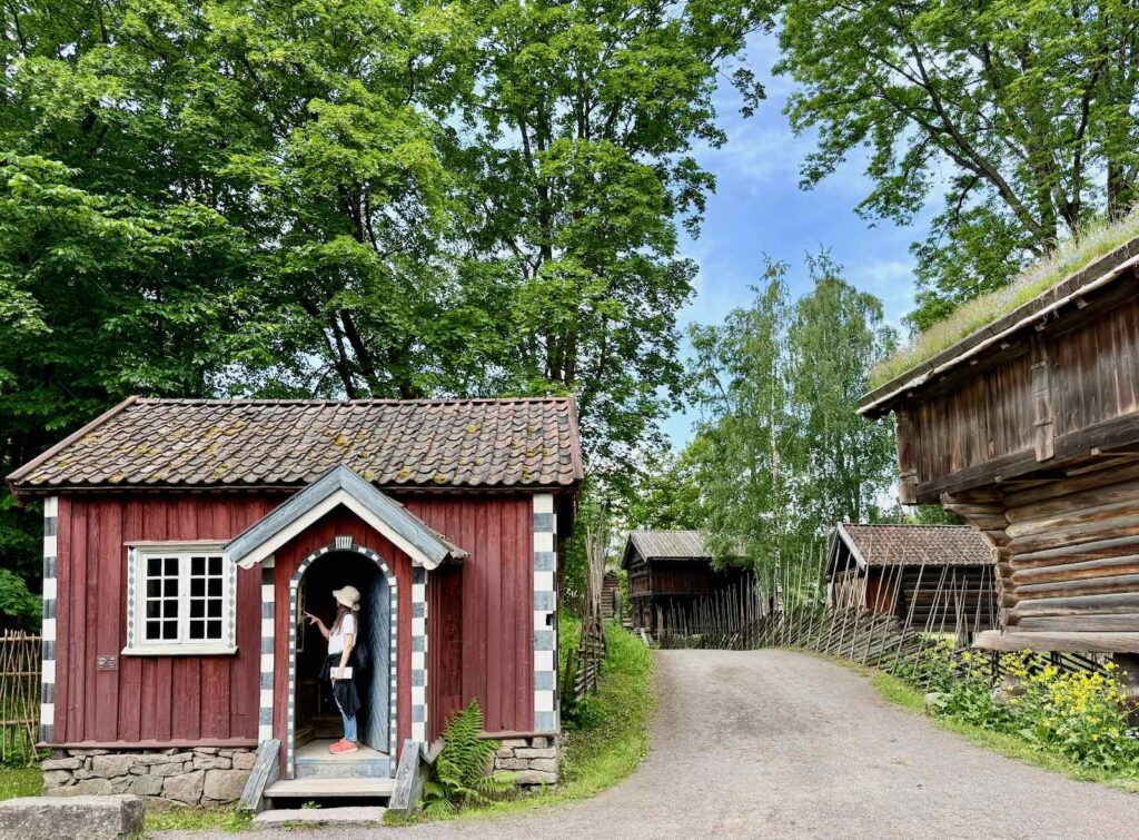 Sur la presqu'île de Bygdøy, il faut absolument découvrir le Musée folklorique norvégien (ou Norsk Folkemuseet), d'autant que le Musée des navires Vikings est actuellement fermé.