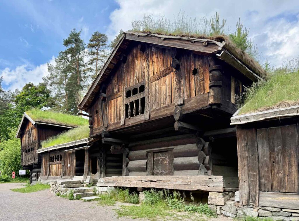 Au Musée folklorique norvégien d'Oslo, on découvre près de 160 maisons et bâtiments en bois, démontés par ci par là et remontés dans ce musée en plein air.