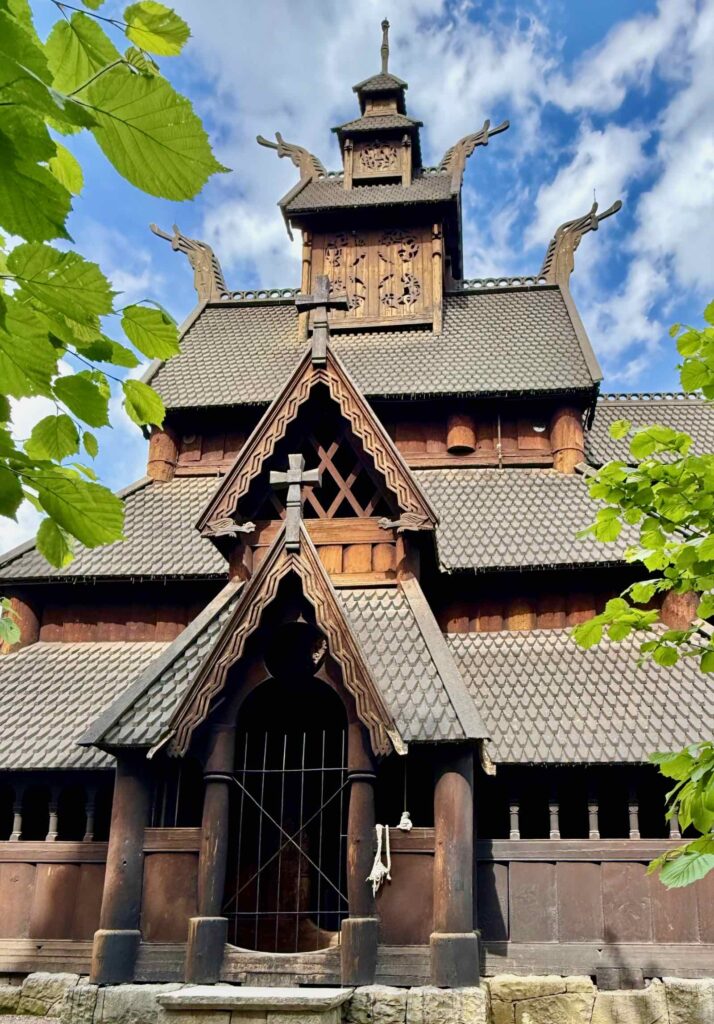 Le clou de la visite est sans doute cette église en bois originale et superbement conservée.
