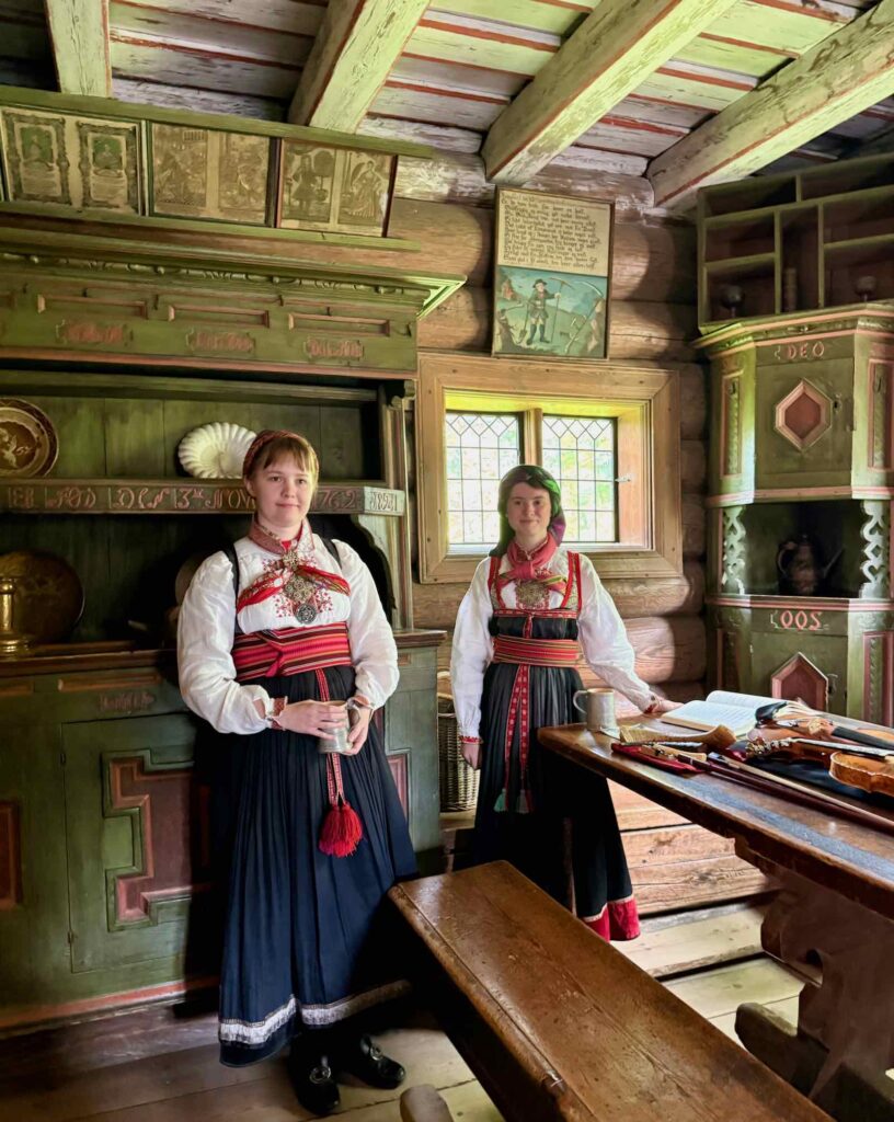 Au Norsk Folkemuseet d'Oslo, de jeunes Norvégiennes font revivre la culture des régions de leur pays, en musique et par les costumes.