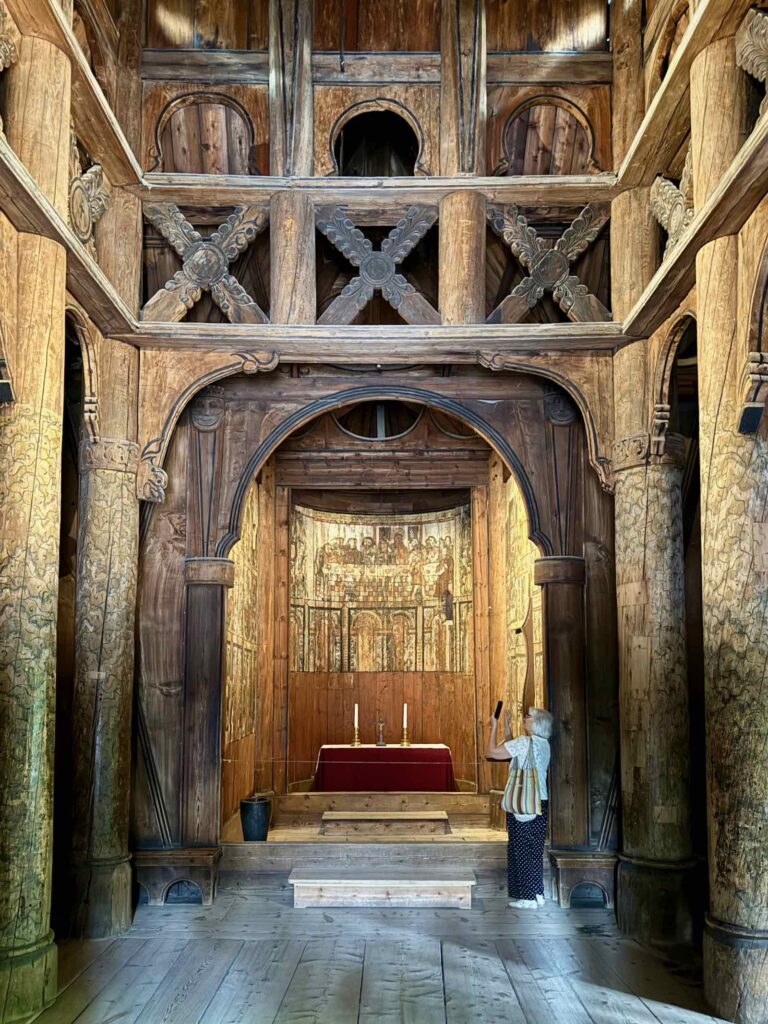 À l'intérieur, de très belles fresques sur bois.