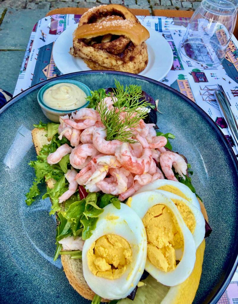 Comme presque tous les musées norvégiens, le Norsk Folkemuseet propose une sympathique cafet, où faire une pause à midi. Tartine aux crevettes et roulé à la cannelle sont des mets parmi les plus typiques.