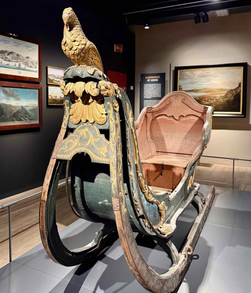 Dans le musée dédié à l'art populaire norvégien, ce joli traineau.