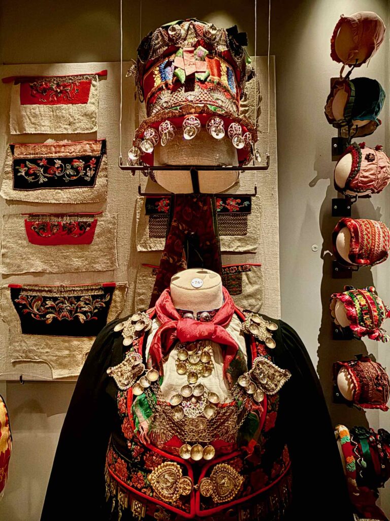 Ainsi que des costumes et coiffes des différentes régions de Norvège.