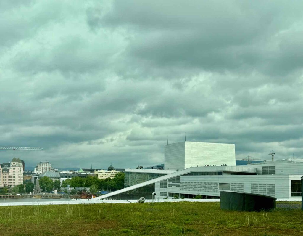 Vu du musée Munch, on a une superbe vue sur l'opéra de Norvège, à Oslo. Sobre, simple, pur et beau.