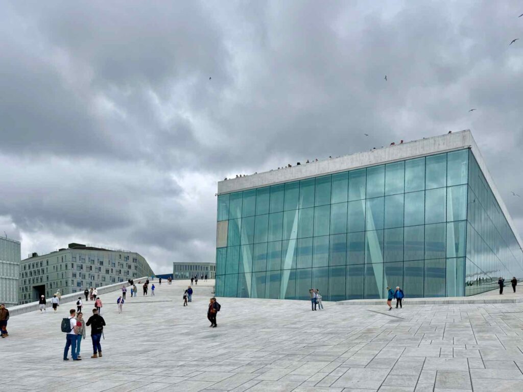 Vu de près, l'opéra d'Oslo est encore plus fascinant.