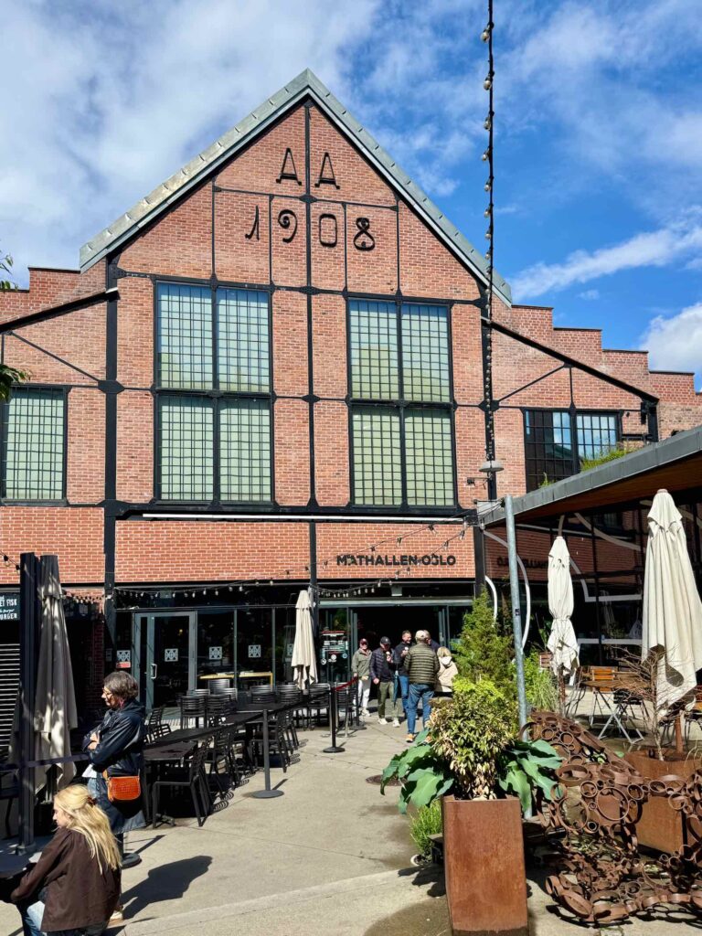 Dans le quartier de Grünerløkka Vest, Mathallen est une halle alimentaire, où il fait bon déjeuner.