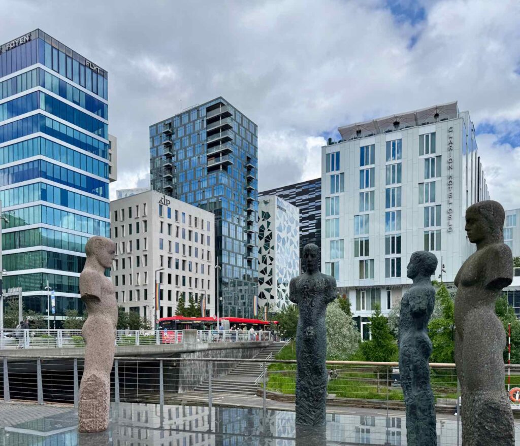 Comme toute grande capitale, Oslo s'est couverte de nombreux immeubles. Plus ou moins réussis et harmonieux, cela va de soi...