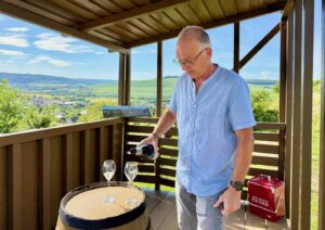 Maison-de-champagne-Leveque-Dehan-degustation-dans-les-vignes-trois