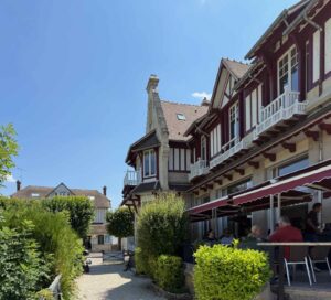 Pierrefonds-Chalet-du-Lac-arriere