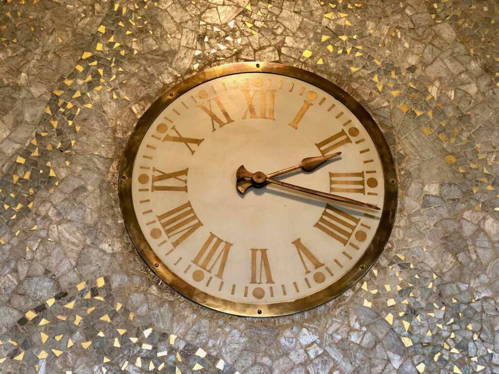 Saint-Quentin-Art-deco-buffet-de-la-gare-montre