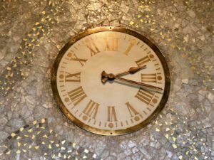 Saint-Quentin-Art-deco-buffet-de-la-gare-montre