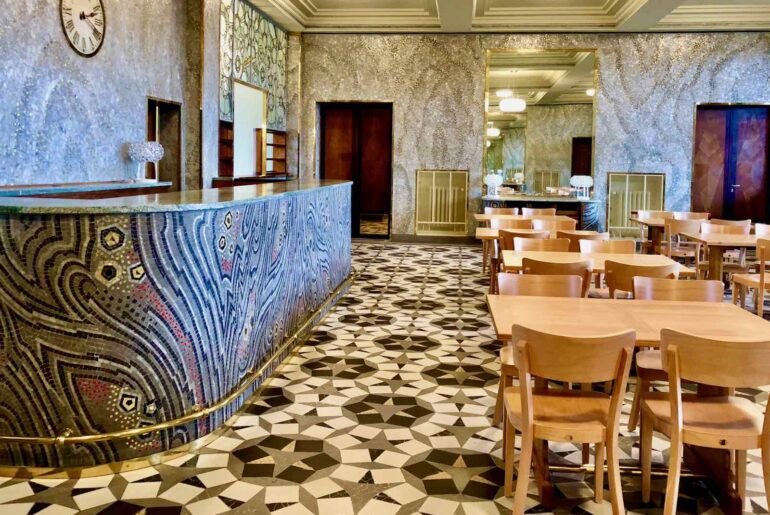Saint-Quentin-Art-deco-buffet-de-la-gare-salle-tables-chaises