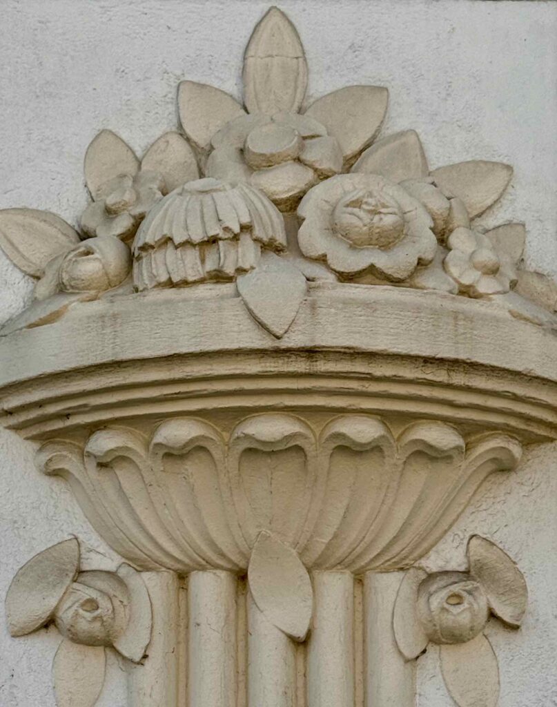 Saint-Quentin-Art-deco-detail-facade