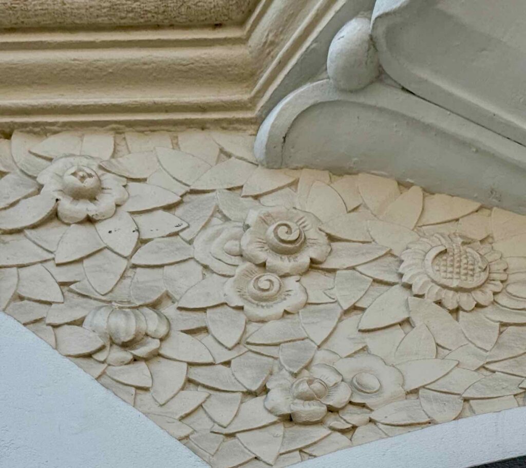 Saint-Quentin-Art-deco-detail-facade-deux
