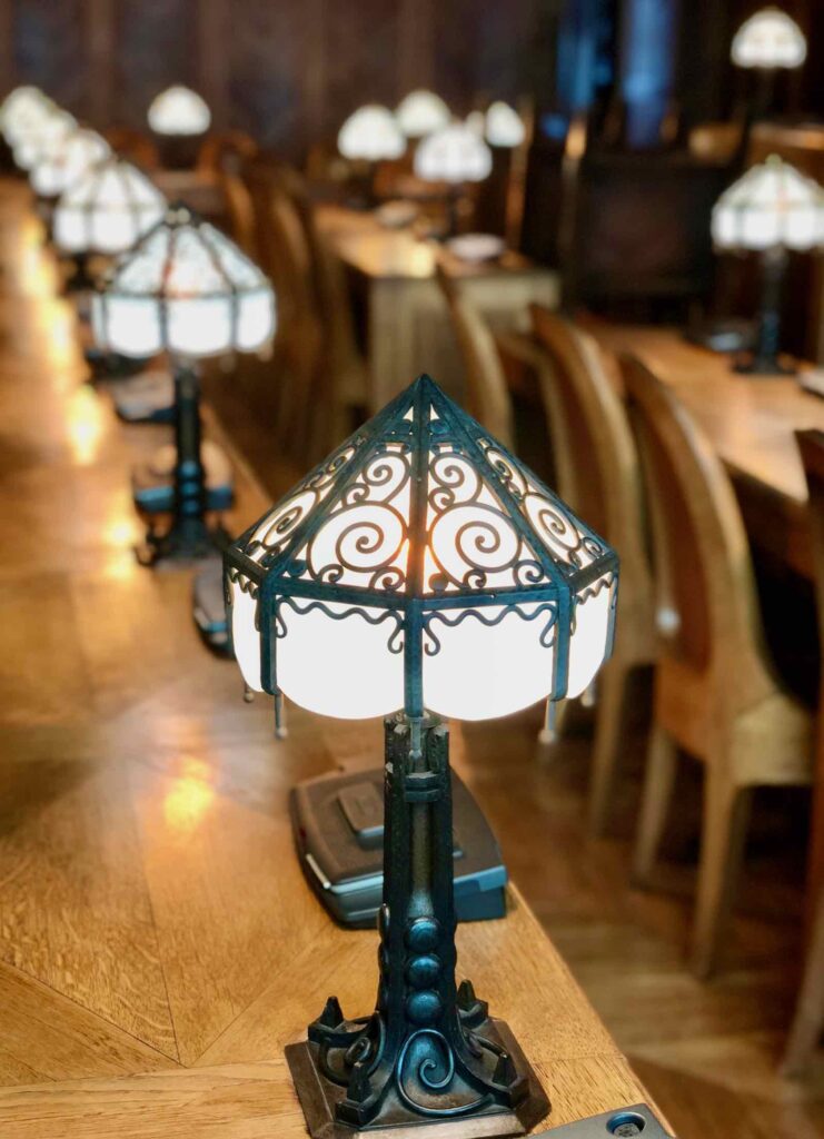 Saint-Quentin-Art-deco-hotel-de-ville-salle-du-conseil-municipal-lampe-hauteur