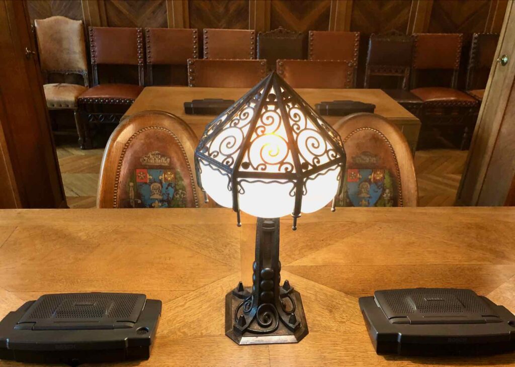 Saint-Quentin-Art-deco-hotel-de-ville-salle-du-conseil-municipal-lampe-seule