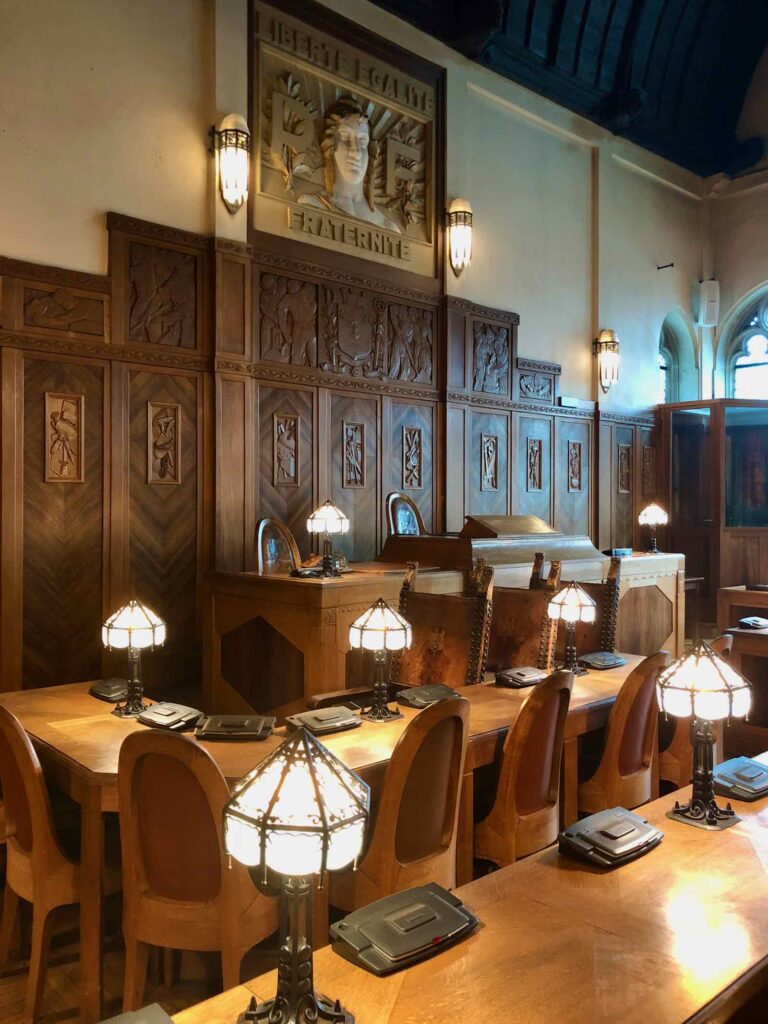 Saint-Quentin-Art-deco-hotel-de-ville-salle-du-conseil-municipal-marianne-et-tribune-maire