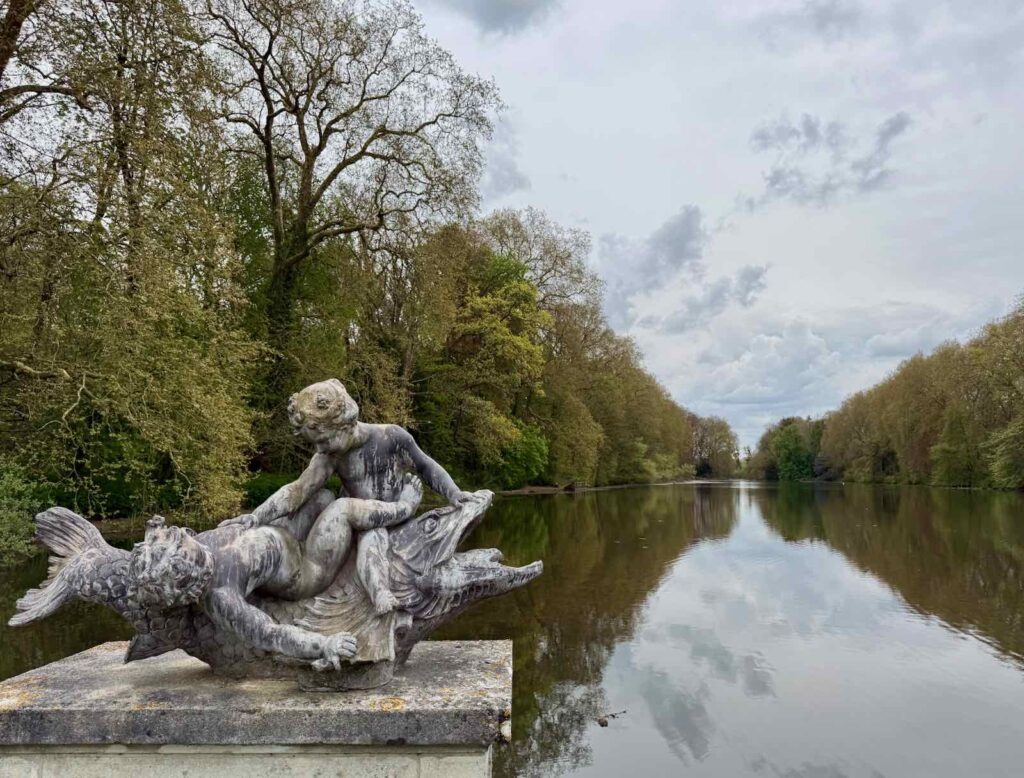 Wallonie-chateau-d-Enghien-statue-et-plan-d-eau